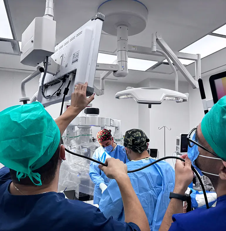Sistema quirúrgico Da Vinci XI utilizado en prostatectomías robóticas por el Dr. Beltrán