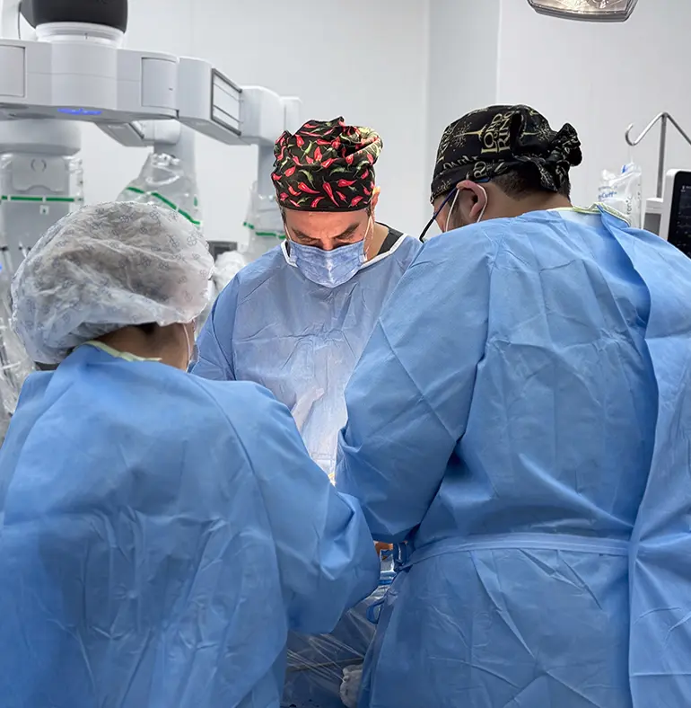 Vista del quirófano con el robot Da Vinci durante una cirugía de próstata