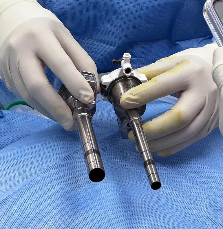 Dr. Beltrán explicando el procedimiento de prostatectomía robótica