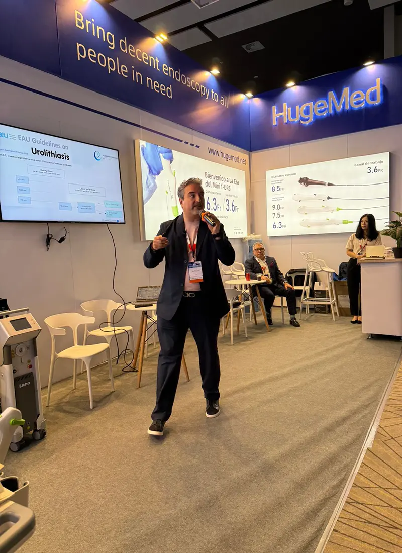 Dr. Edgar Beltrán Urólogo en congreso médico